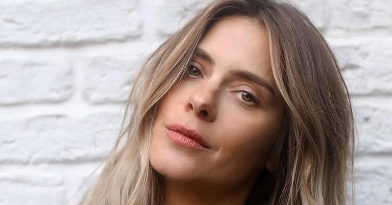 Prestes a completar 40 anos, Carolina Dieckmann exibe corpão incrível em foto de biquíni