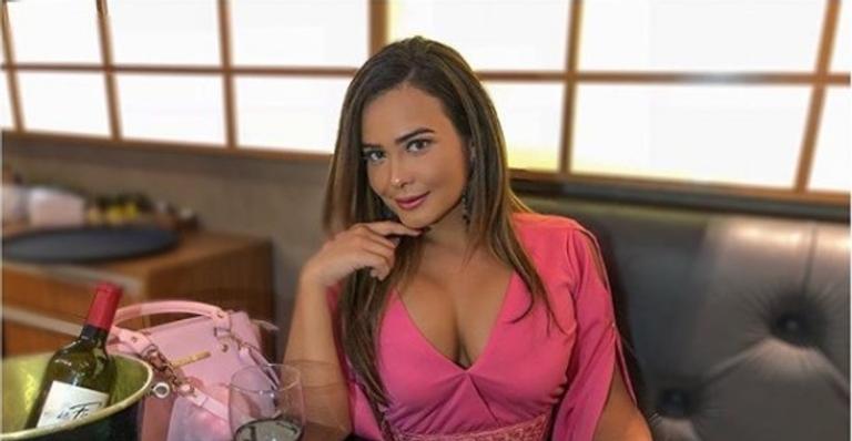 Geisy Arruda ousa com maiô cavado e rebate seguidora que a acusou de retocar foto
