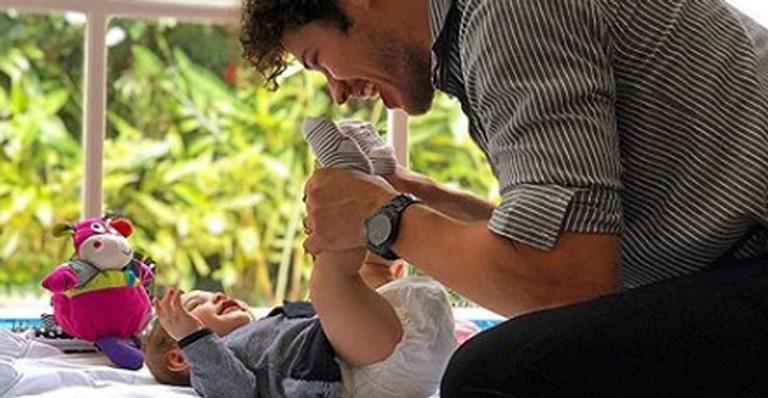 José Loreto comemora 5 meses da filha, Bella, e a faz cair na gargalhada