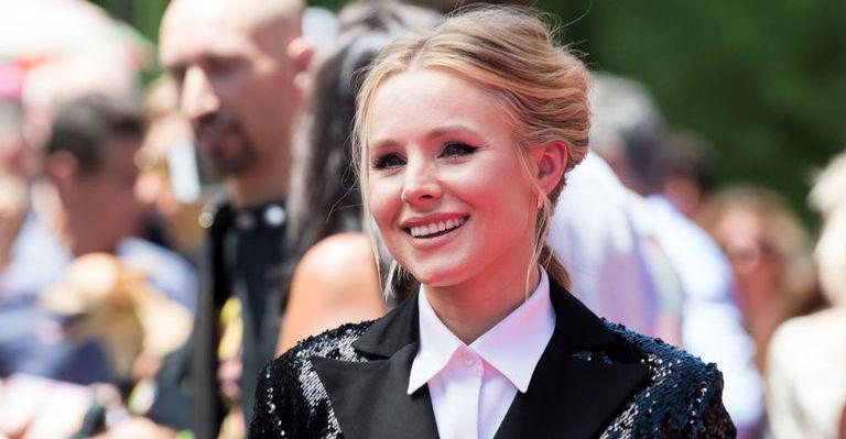 Kristen Bell revela que seu vizinho dá aulas de yoga totalmente pelado: ”Eu morro de vontade de ir”