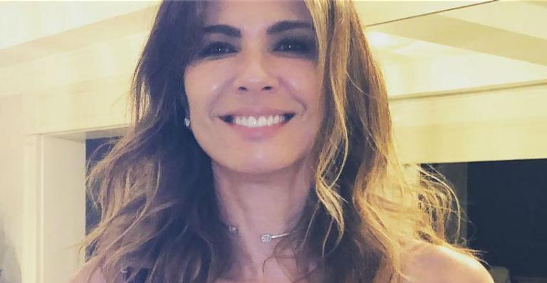Luciana Gimenez ousa em look e quase mostra demais em baile de gala