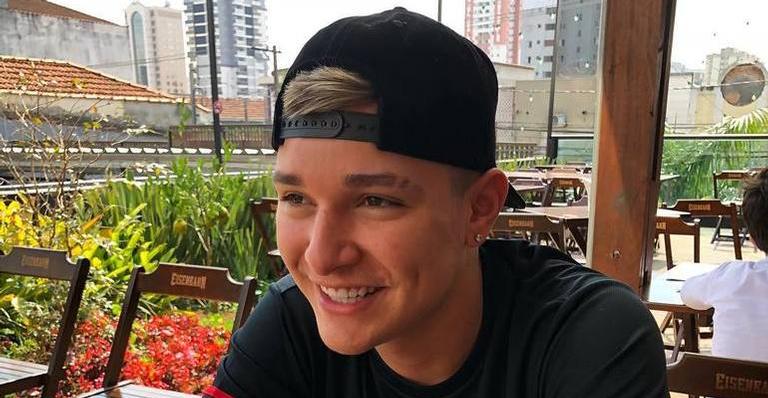 Após acidente de moto, MC Gui ostenta triciclo de R$ 100 mil e fãs justificam: ”Não cairá mais”