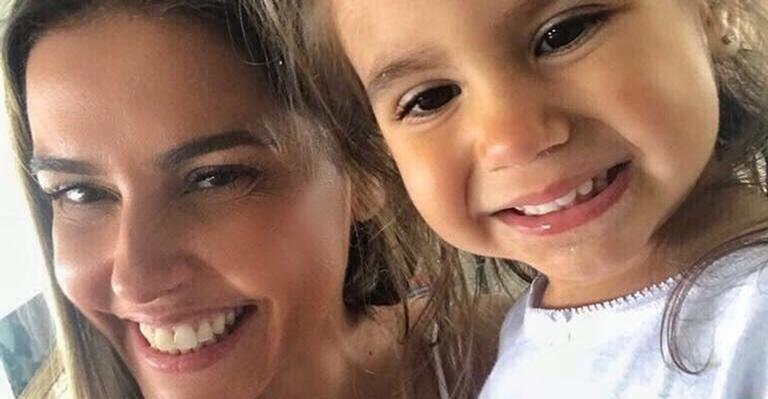 Deborah Secco e Maria Flor fazem biquinho e protagonizam momento fofo