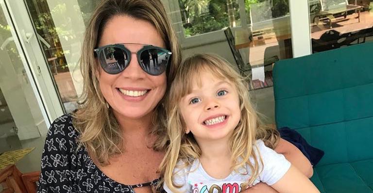 Mari Bridi flagra pose fofa de Aurora e conclui: ”Muito minha filha mesmo”