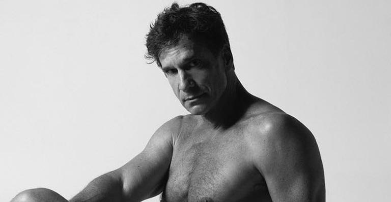 Victor Fasano posa nu em ensaio e desabafa sobre idade: ”Me vejo um sessentão”