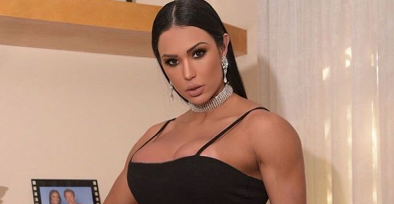 Gracyanne Barbosa posa com carro avaliado em quase R$ 3 milhões e choca internautas estrangeiros