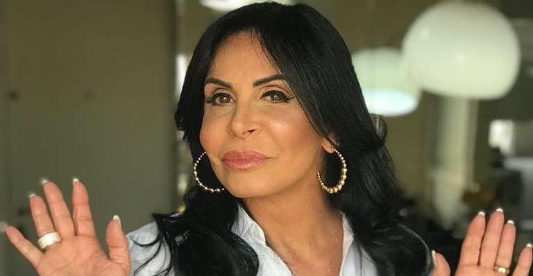 Gretchen surpreende ao aumentar ainda mais a boca e provoca: ”Para vocês poderem falar”
