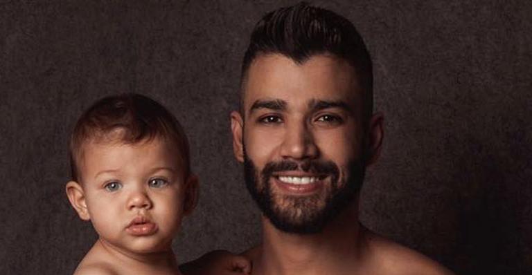 Gusttavo Lima é flagrado dando beijo carinhoso em filho Gabriel: ”Grudinho do pai”