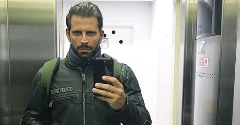 Aos 40 anos de idade, Henri Castelli exibe corpão durante dia de praia com a filha em Alagoas
