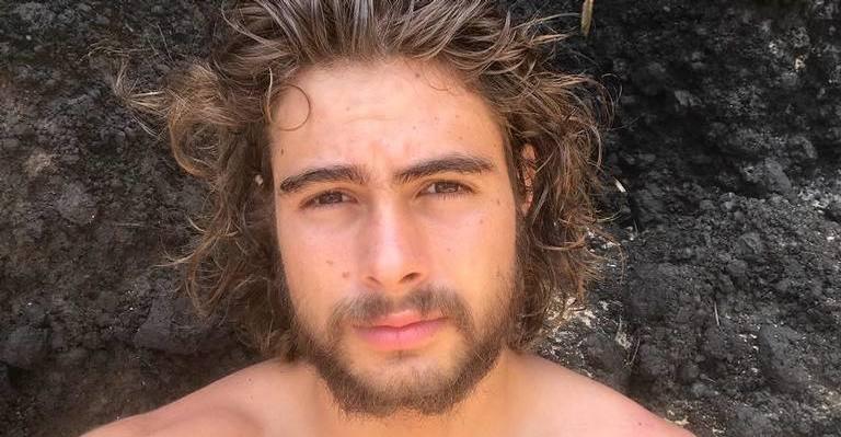 Rafael Vitti posa de saia e surpreende seguidores com look do dia