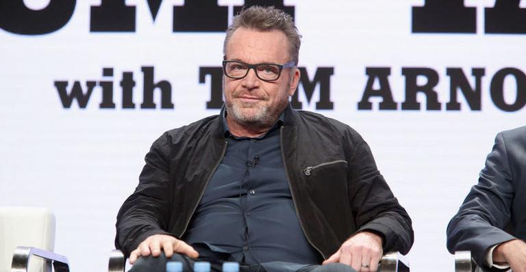 Festa pré-Emmy termina em briga de Tom Arnold e produtor: ”Ele me enforcou!”