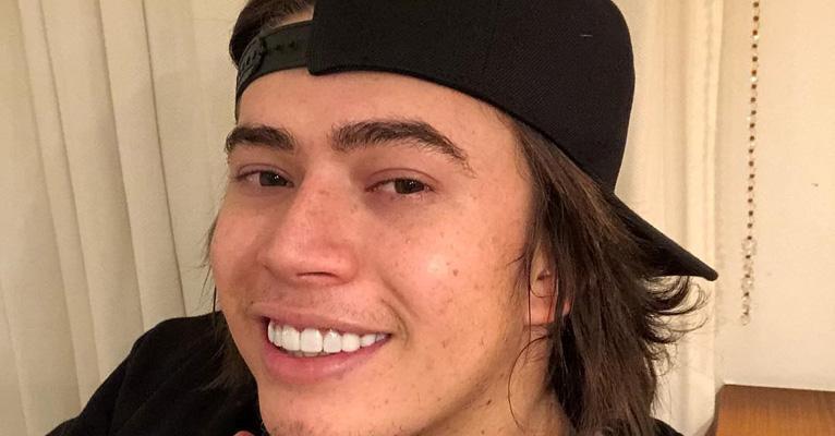 Whindersson Nunes exibe boa forma em praia e recebe comentário de Neymar Jr.