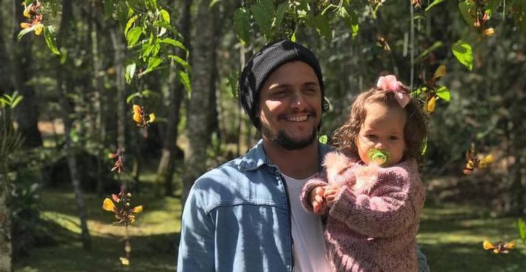 Bruno Gissoni encanta ao mostrar como dá comida para a filha, Madalena