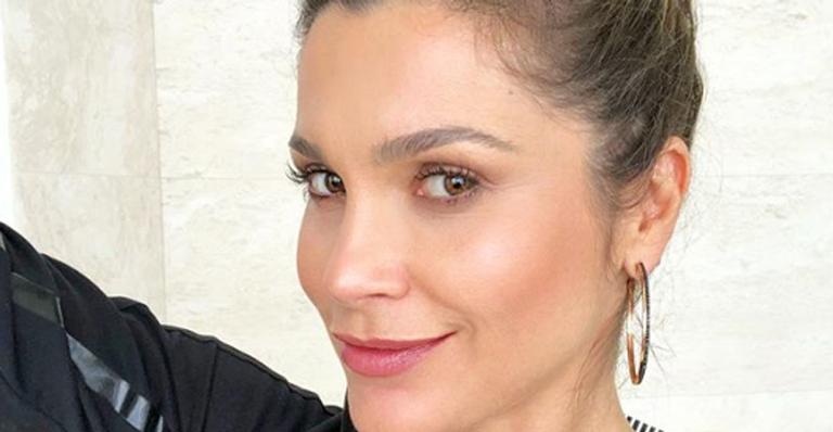 Flávia Alessandra compartilha treino e impressiona com barriga sarada