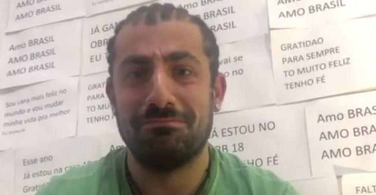Aos prantos, ex-BBB Kaysar anuncia que sua família Siria está vindo para o Brasil