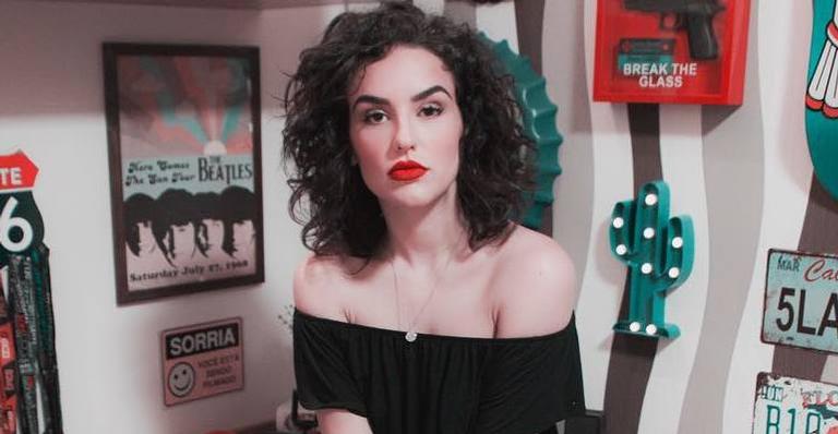 Kéfera posa sem maquiagem e rebate fã que disse que ela está parecendo uma doida
