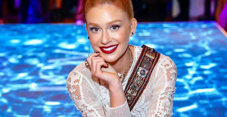 Marina Ruy Barbosa se destaca em evento com look cheio de estilo