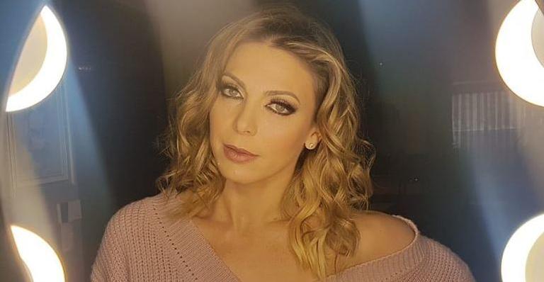 Solteira, Sheilla Mello cai na pista com vestido sensual e contagia senhor na plateia