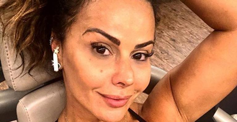 Viviane Araújo exibe corpão e não poupa indireta: ”Deus não te tira as coisas, te livra”