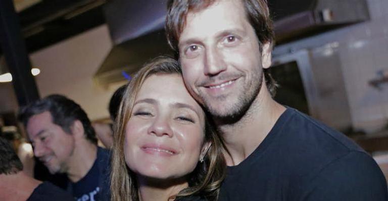 Em clique raro, Vladimir Brichta e Adriana Esteves posam com filho e semelhança impressiona