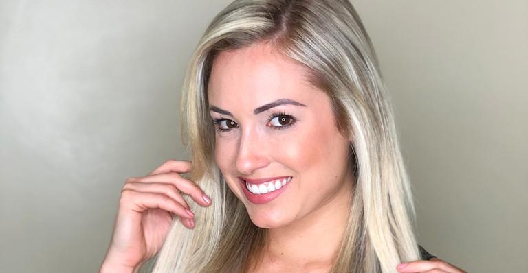 De biquíni, ex-BBB Jéssica exibe corpão com bumbum na nuca