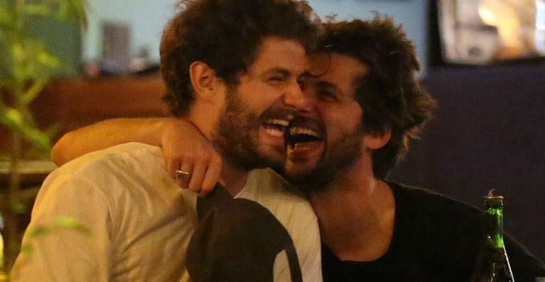 Maurício Destri e Gil Coelho são flagrados aos beijos no Rio de Janeiro