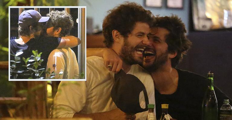 Gil Coelho se pronuncia sobre beijo em Maurício Destri