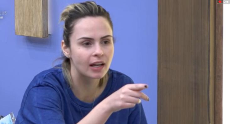 Ana Paula faz comparação polêmica entre a ‘Fazenda’ e ‘BBB’: ”Aqui você tem que brigar pelo ego”