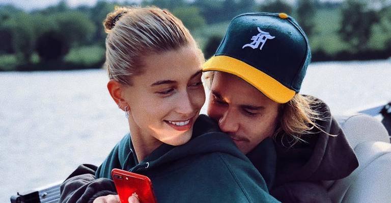 Justin Bieber surpreende Hailey Baldwin com ato romântico em meio às ruas de Londres
