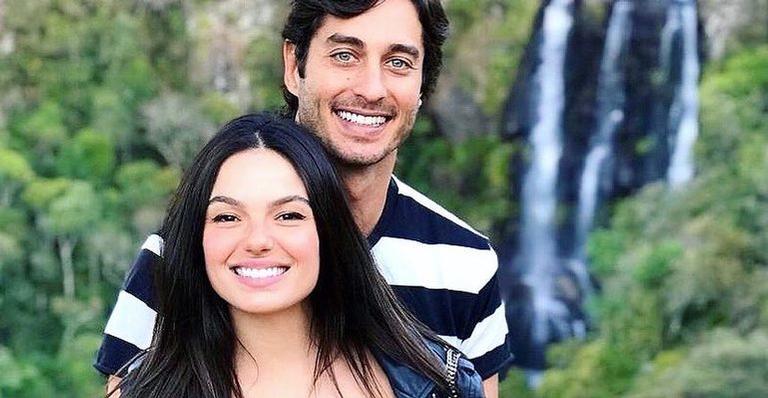 Gravidíssima, Isis Valverde posa agarradinha com André Resende e detalhe curioso emociona fã