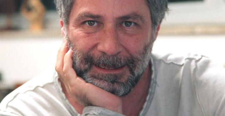 Leopoldo Pacheco aparece quase irreconhecível para viver mendigo na nova novela das 21h