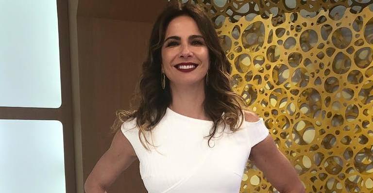 Luciana Gimenez passa aperto e não consegue fechar vestido: ”Preciso sumir e fazer dieta”
