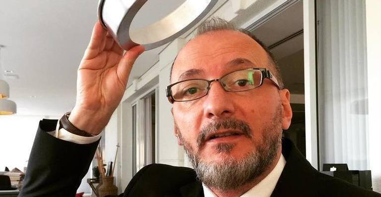Fora de ‘A Fazenda’, Britto Jr. exalta Marcos Mion e alfineta Roberto Justus: ”Dr. Gesso”