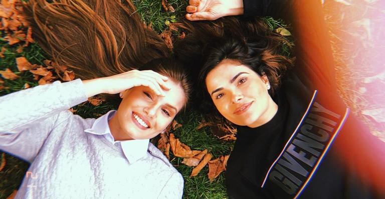 Amigas! Camila Queiroz e Vanessa Giácomo curtem Paris juntas