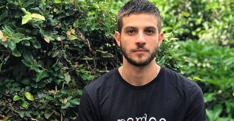 Chay Suede se diverte com reação da mãe ao revelar solteirice