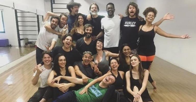 Claudia Ohana exibe primeiro clique do elenco da próxima novela das 19h, Verão 90 Graus