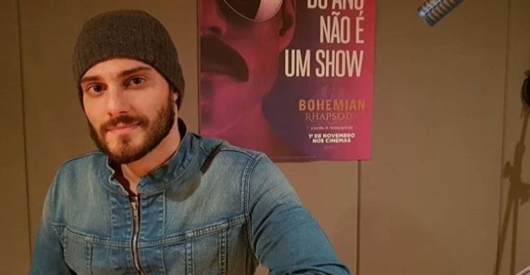 Hugo Bonemer posa para ensaio romântico ao lado do namorado, Conrado Helt
