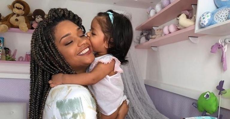 Juliana Alves exibe vídeo emocionante do dia de seu parto para comemorar 1 ano de sua filha