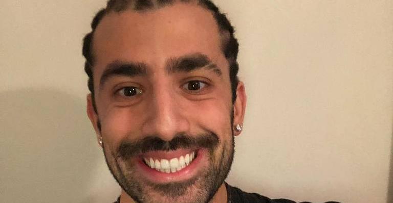 Família do ex-BBB Kaysar chega ao Brasil e leva fãs à loucura: ”Estou chorando de emoção”