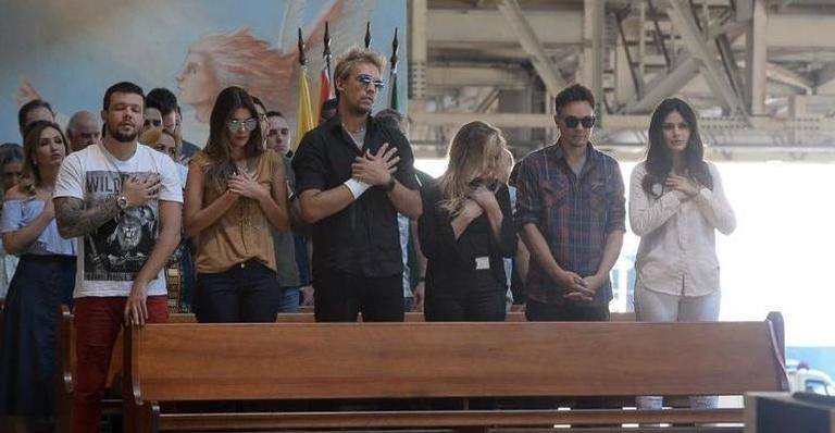 Kiko, Leandro e Bruno, do KLB, se emocionam em Missa de 7º dia do pai, Franco Scornavacca; Veja foto