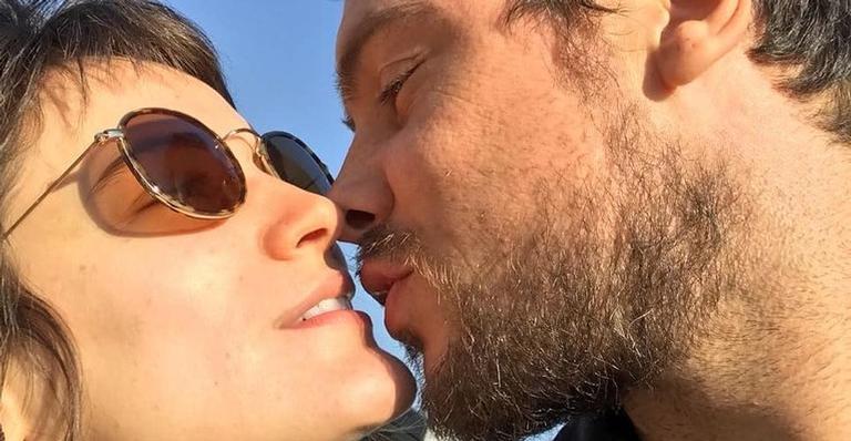 Após casamento exótico, Sérgio Guizé quebra silêncio sobre isolamento com Bianca Bin
