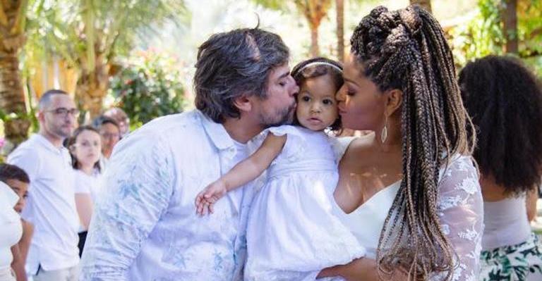 No quintal de casa, Juliana Alves realiza singela cerimônia de batizado de Yolanda; veja fotos