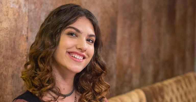 Giovanna Grigio dá lição de moral em fã que a criticou: ”O que é isso, moça?”
