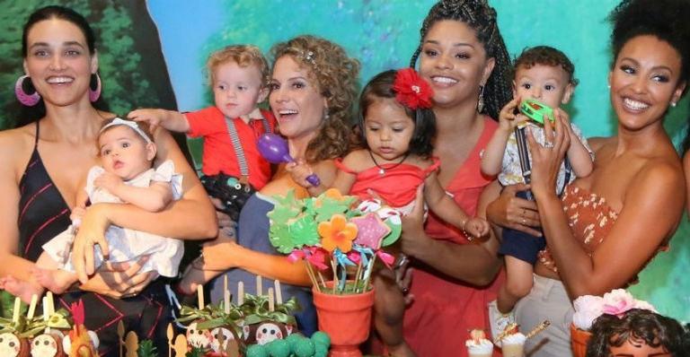 Juliana Alves faz festão de aniversário para a filha e reúne famosas