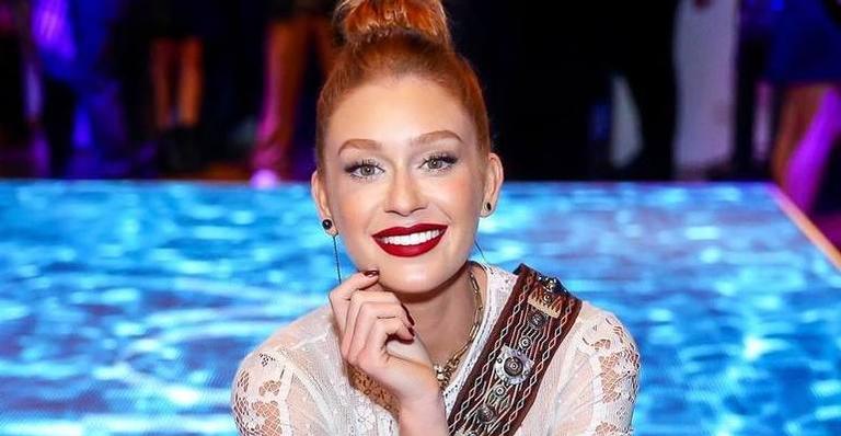 Marina Ruy Barbosa aposta em microvestido com fenda profunda em Paris e fãs vão ao delírio