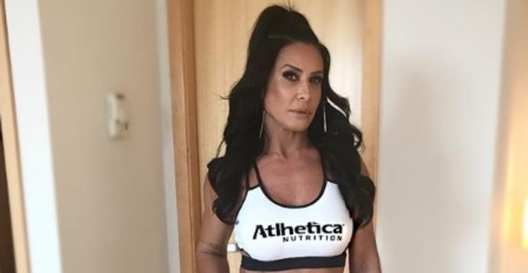 No dia de seu aniversário, Scheila Carvalho comemora 45 anos exibindo corpão de biquíni