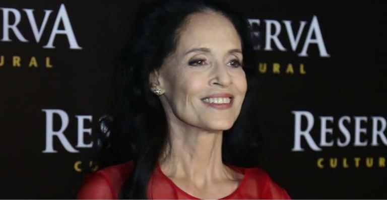 Aos 68 anos, Sônia Braga dá adeus aos fios escuros e assume o cabelo branco