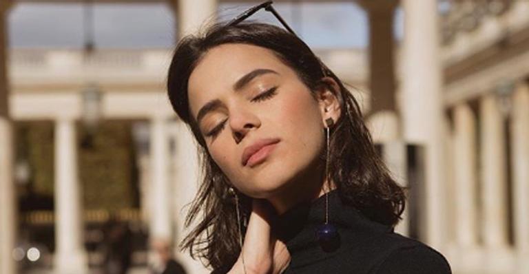 Fashionista! Bruna Marquezine aposta em fenda e gola alta em look milionário