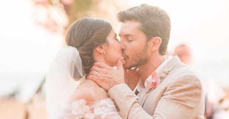 Camila Queiroz e Klebber Toledo comemoram um mês de casados