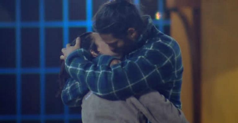 João Zoli e Gabi Prado se beijam após formação da roça